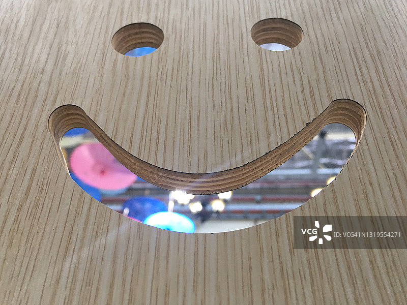 木质表面的快乐表情图片素材
