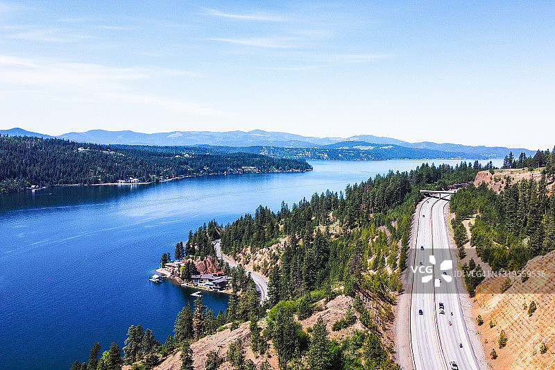 科达伦湖与公路鸟瞰图图片素材