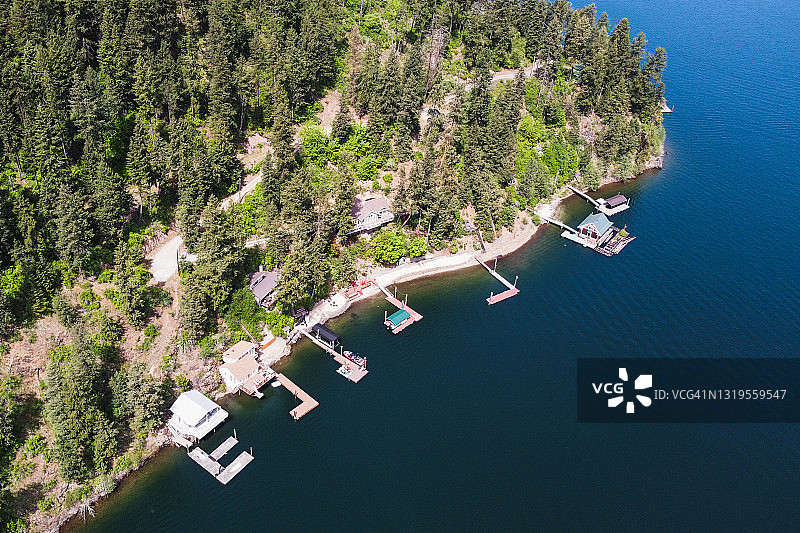 科达伦湖与公路鸟瞰图图片素材