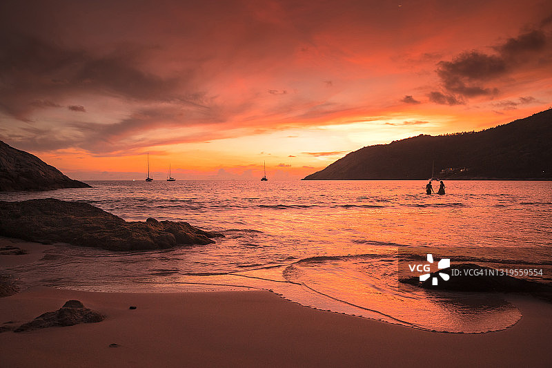 日落后帆船情侣海景图片素材