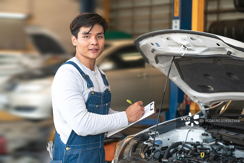 车库里工作的修理工肖像图片素材