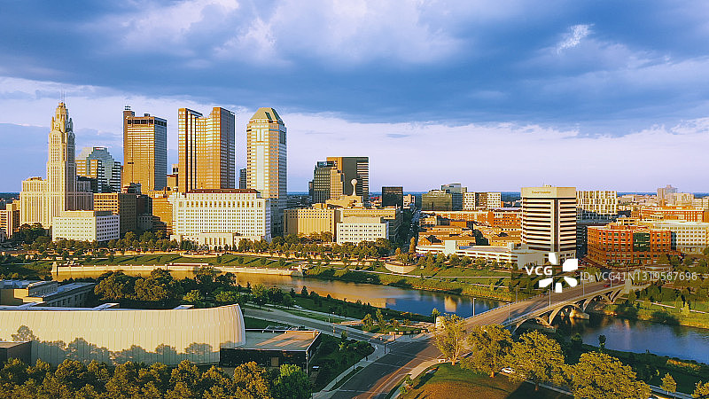 日落时分俄亥俄州哥伦布市中心及赛欧托河鸟瞰图图片素材