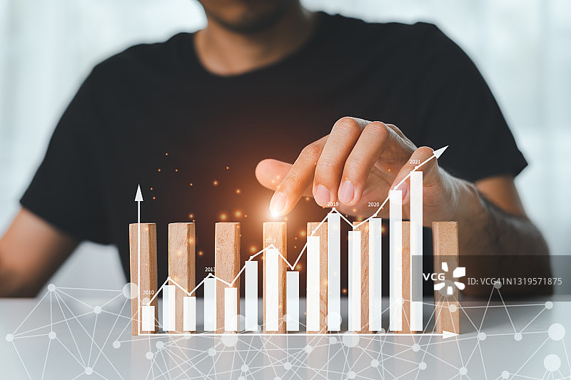 商人玩木块游戏：管理风险与商业增长策略概念图片素材