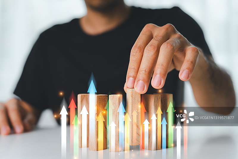 商人玩木块游戏：管理风险与商业增长策略概念图片素材