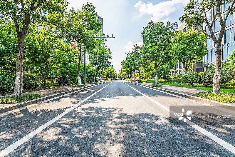 现代生态城市中的空旷道路图片素材