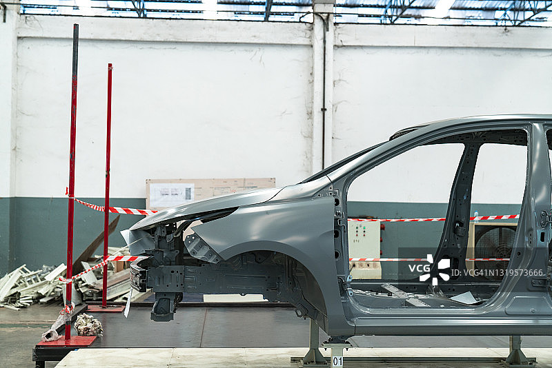 汽车企业焊接车间的车身侧壁图片素材