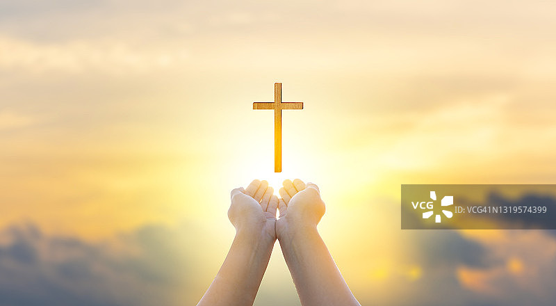 基督教：耶稣基督在日落时的十字架，金色光芒图片素材