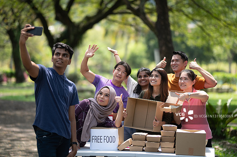在公园自拍的多元种族志愿者图片素材