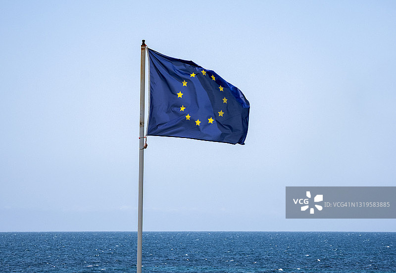 蓝天下海边的欧盟旗帜图片素材
