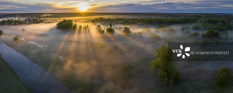 春天河流上美丽的薄雾黎明航拍图片素材