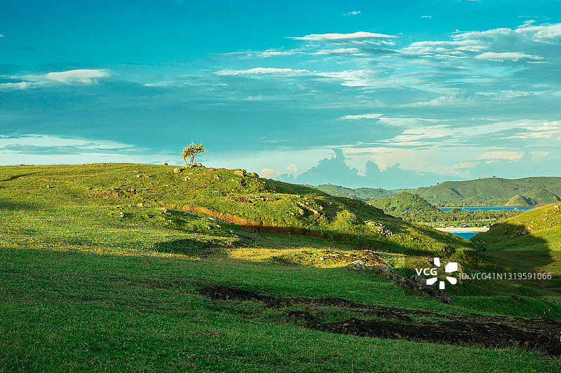 环绕山丘图片素材