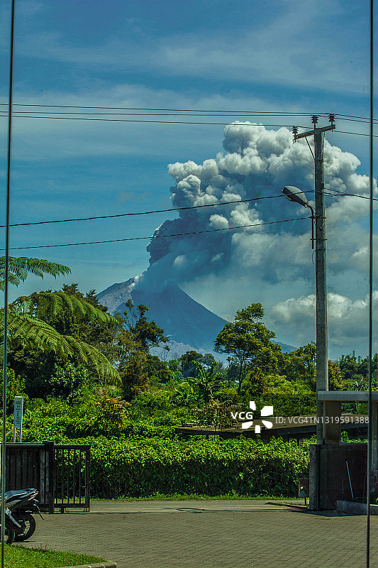 锡纳朋火山喷发图片素材