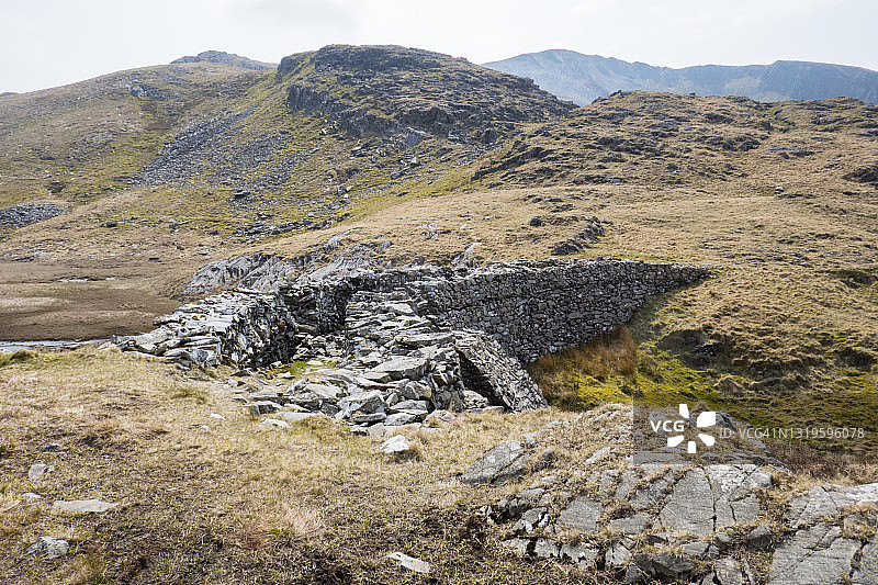Cwmorthin附近的双层石墙；图片拍摄于格温内斯，北威尔士Cnicht停车场和Cwmorthin之间的坎布里亚之路图片素材