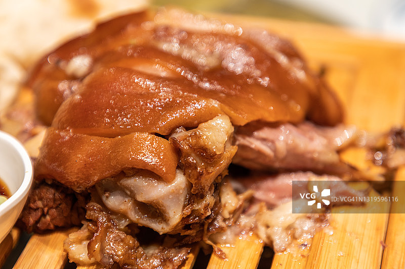 中国山西特色美食： pancake smoked pork elbow图片素材