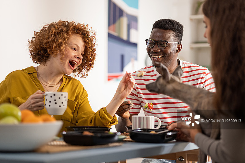 一群朋友在家聚餐图片素材