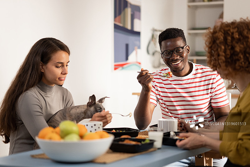 一群朋友在家聚餐图片素材
