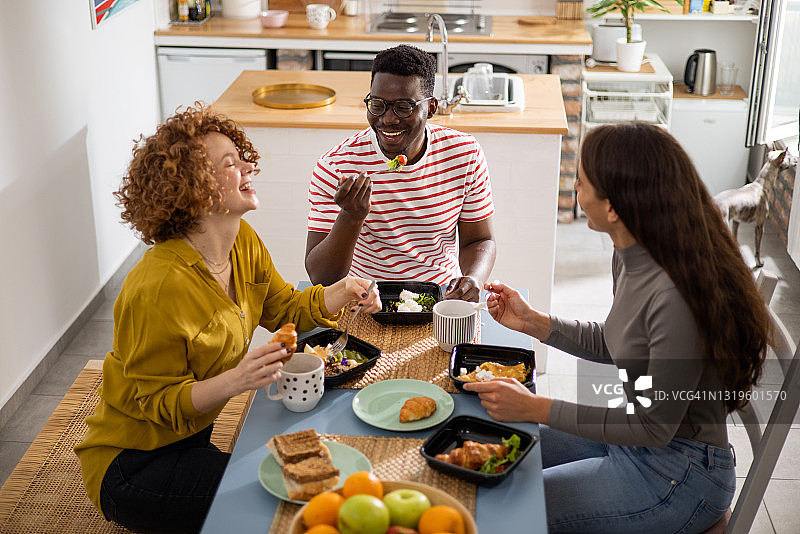 一群朋友在家聚餐图片素材
