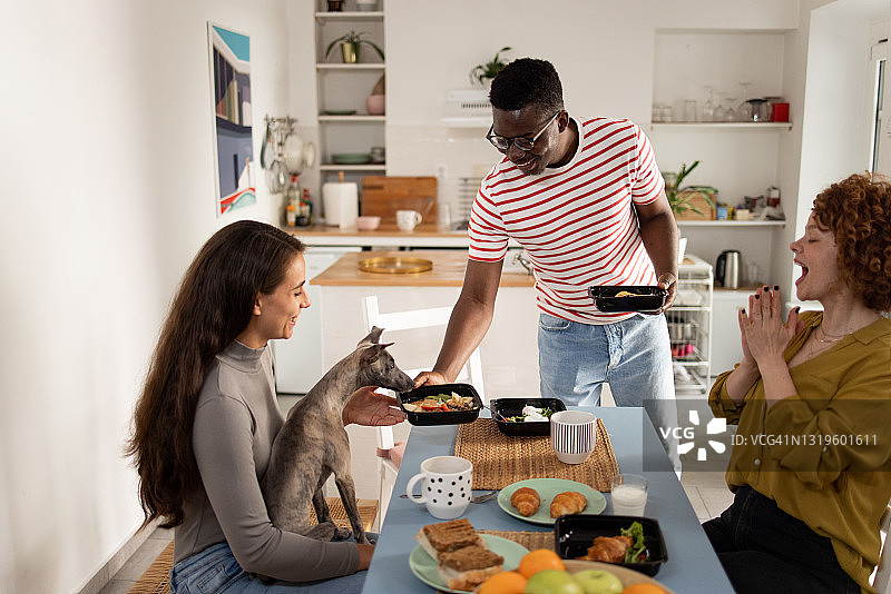 一群朋友在家聚餐图片素材