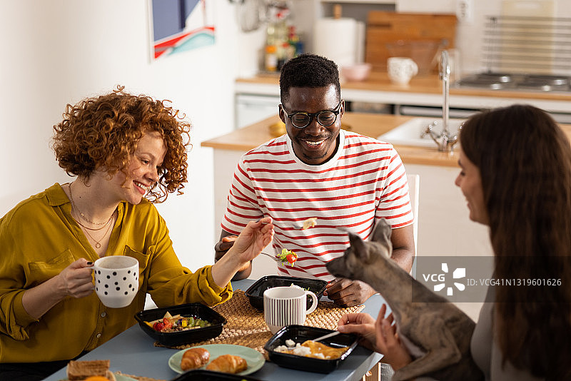 一群朋友在家聚餐图片素材
