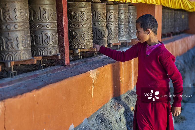 尼泊尔藏族僧侣转经筒图片素材