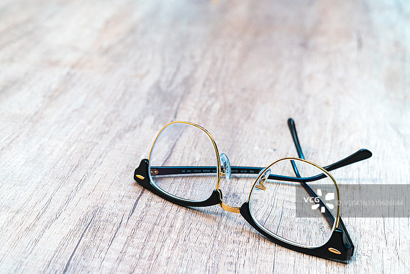 桌子上的眼镜图片素材