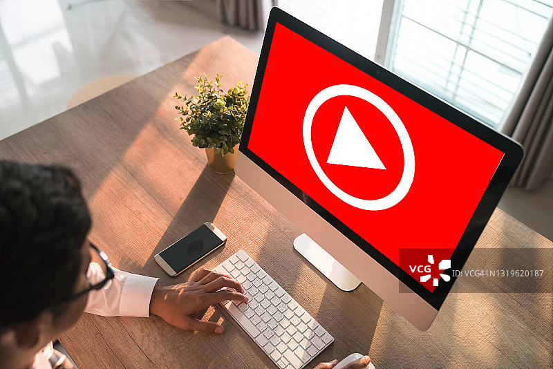 观看视频营销的商人图片素材