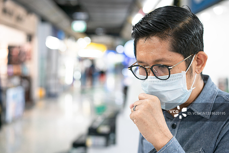 生病的男人咳嗽图片素材