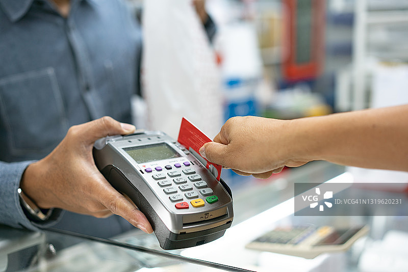 在商店刷信用卡：静物处理图片素材