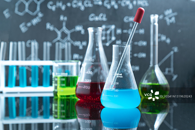科学实验室中盛有黑橙色溶液的三个烧瓶图片素材
