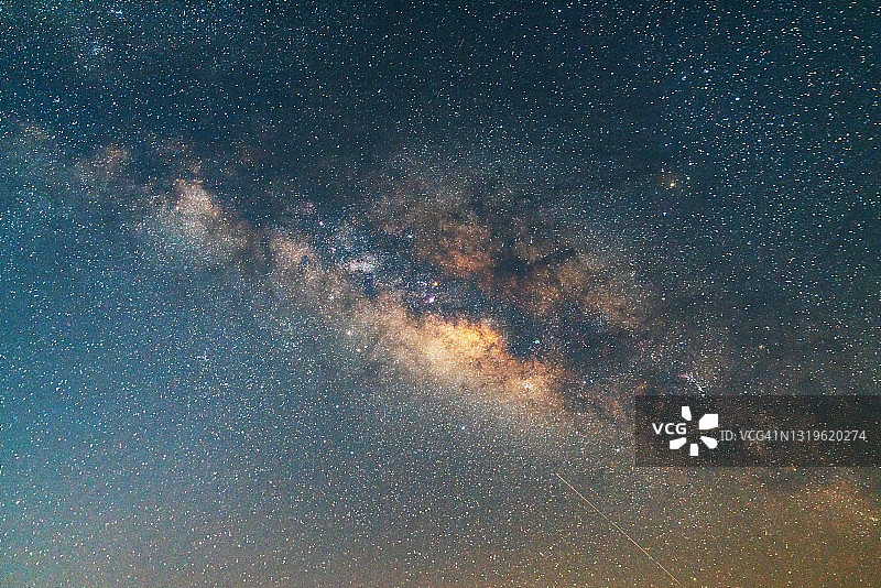 以星星和银河为背景的夜空图片素材
