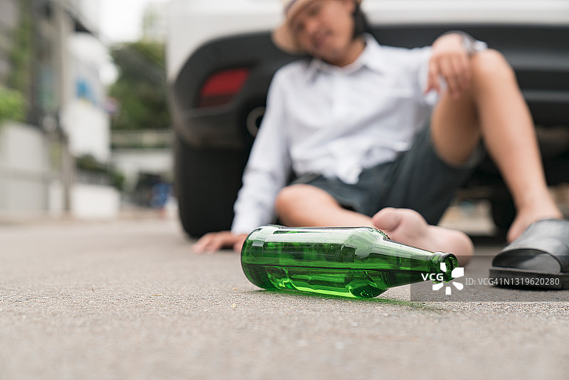 酗酒的无家可归男子睡在地板上图片素材