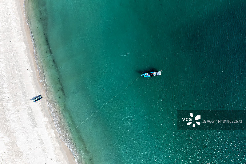 无人机视角：海景与船只图片素材