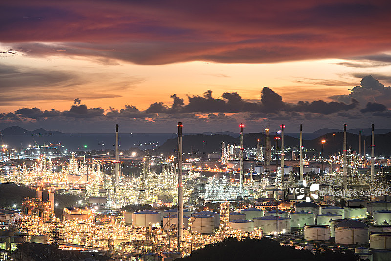 黄昏炼油厂图片素材