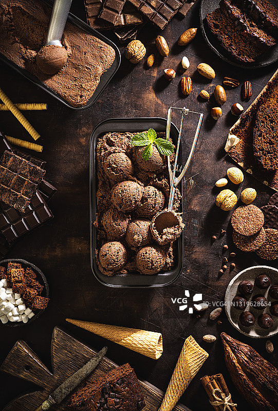 巧克力冰淇淋球华夫筒薄荷叶图片素材