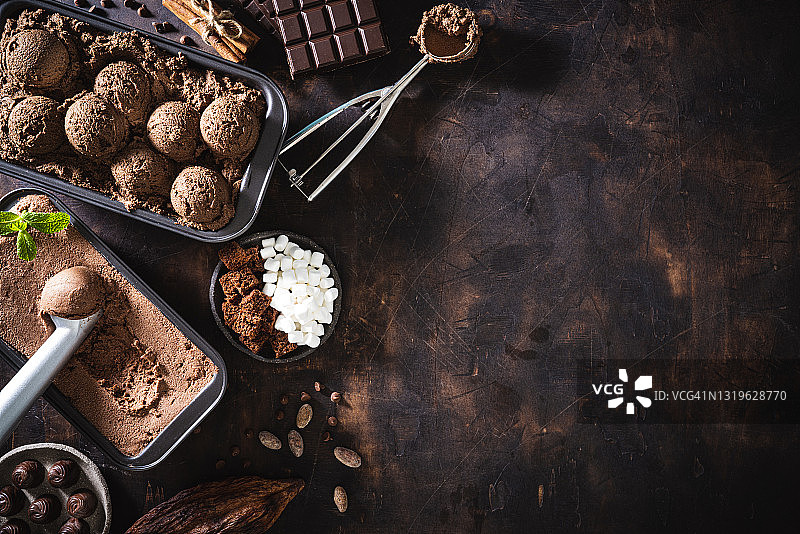 巧克力冰淇淋勺、巧克力、配料和食材图片素材