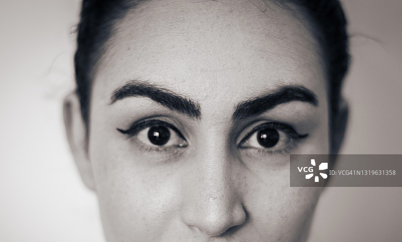 家中自信的年轻女子肖像图片素材