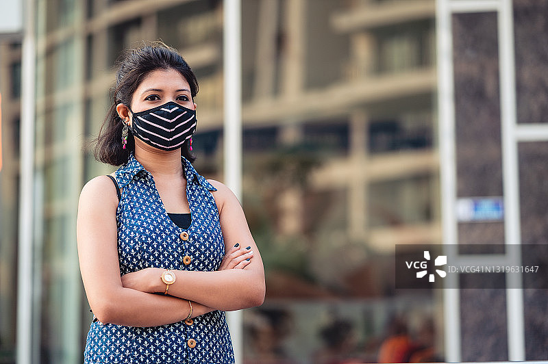 戴口罩预防污染或病毒的年轻女子图片素材