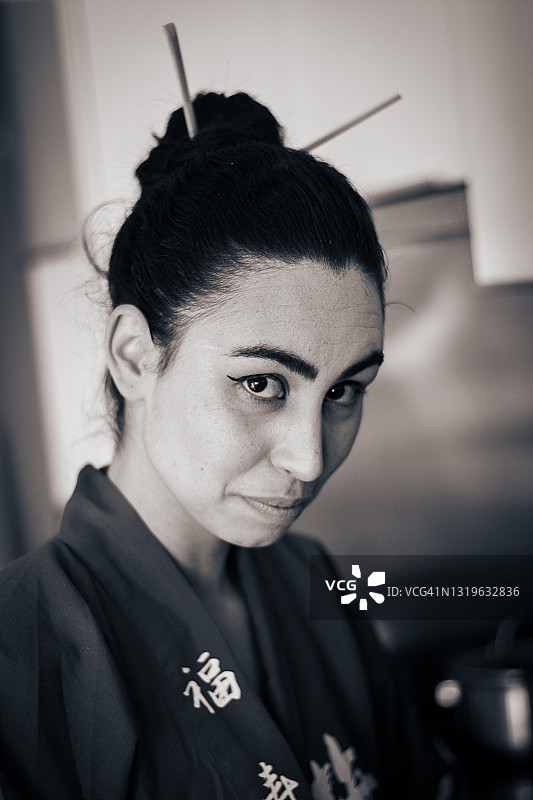 制作寿司的女人肖像图片素材