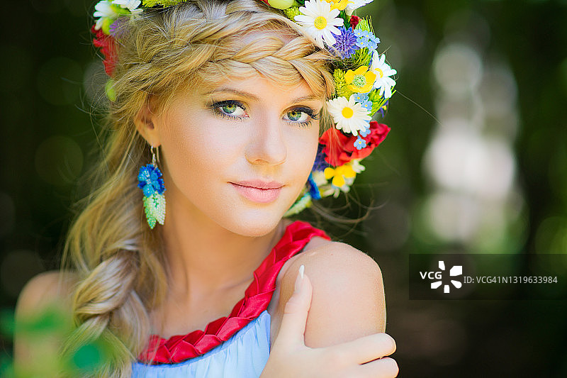 佩戴花环的美丽俄罗斯女人图片素材