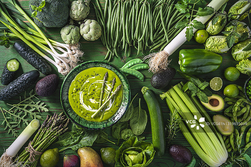纯素生蔬菜芦笋汤，绿色木桌图片素材