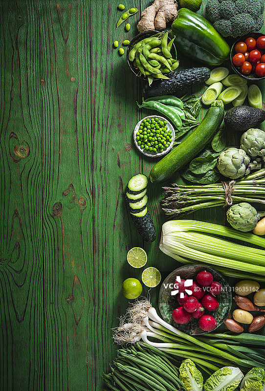 绿色木桌上的纯素蔬菜图片素材