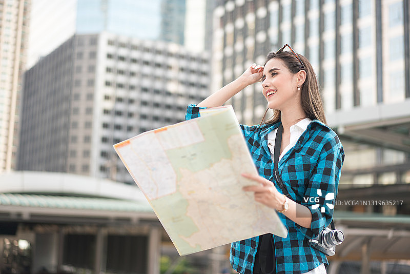 在泰国曼谷夜晚散步的亚洲女孩图片素材