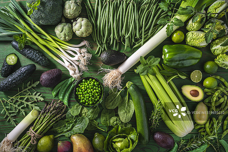 绿色木桌背景上的纯素生蔬菜图片素材