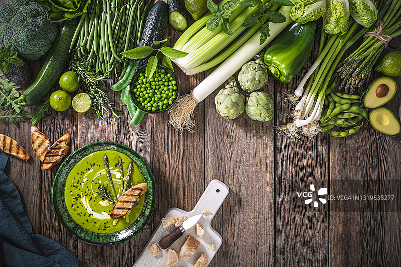 乡村木桌上的纯素生食蔬菜芦笋汤图片素材
