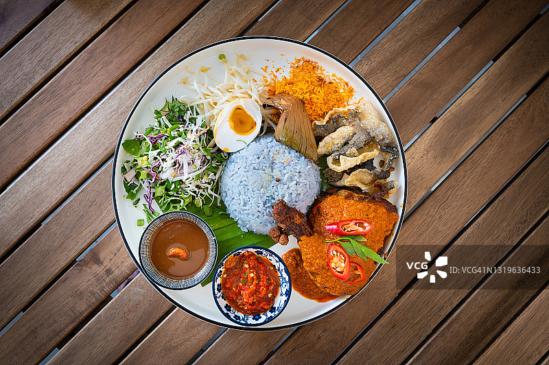 马来西亚传统食物：蓝色米饭图片素材