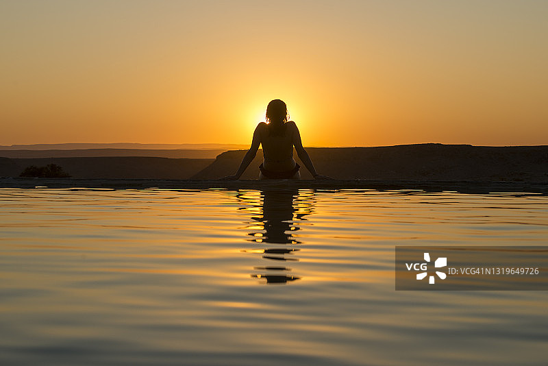 纳米比亚鱼河大峡谷沙漠泳池旁的女孩图片素材