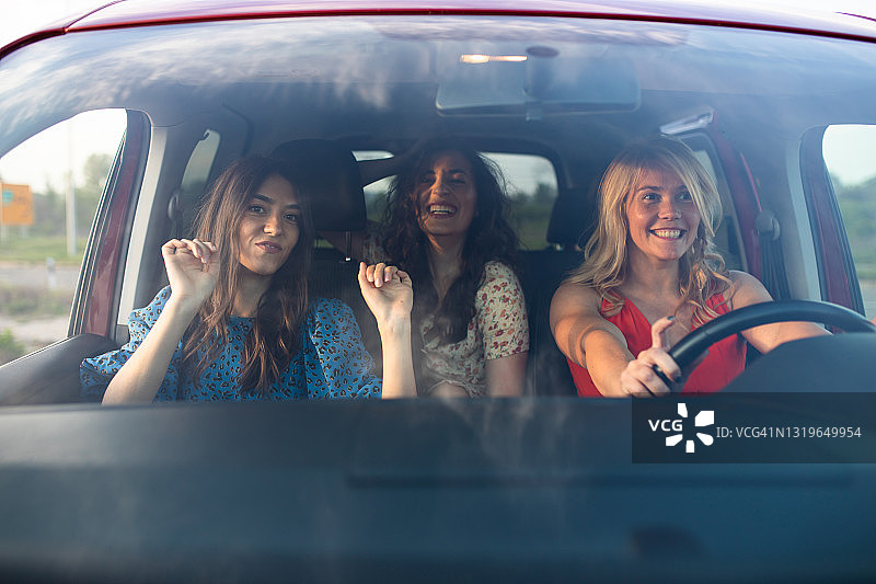 充满乐趣的年轻女性图片素材