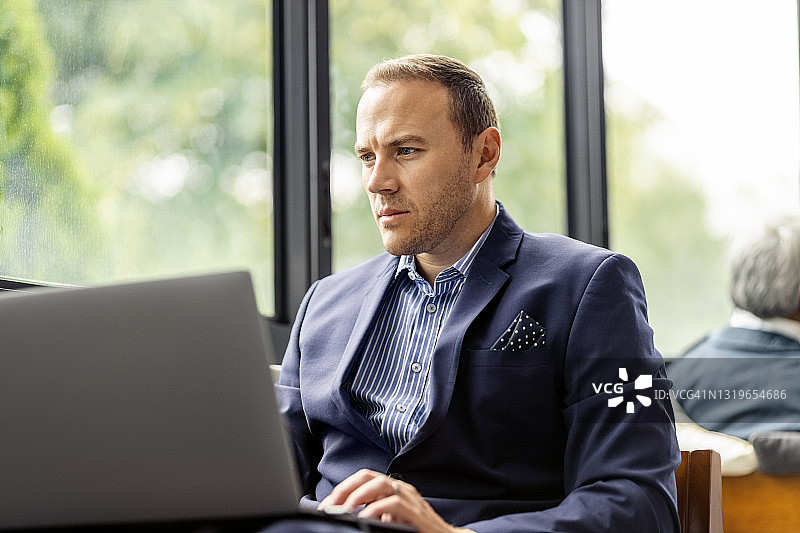 在机场候机室等待的商人图片素材