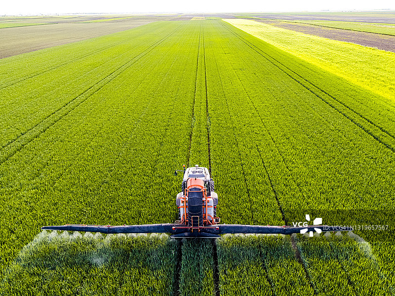拖拉机在农田喷洒肥料图片素材
