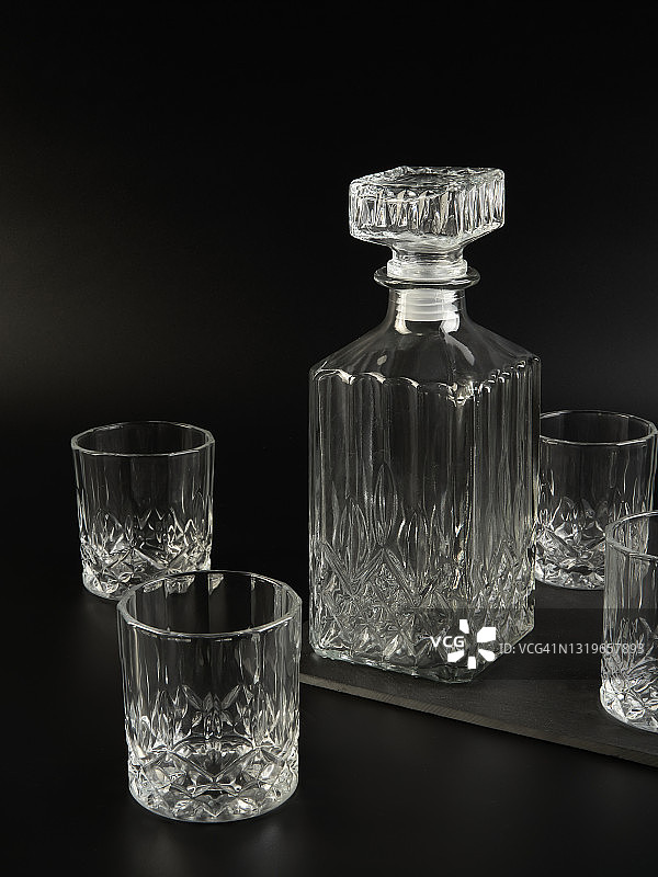 深色背景上的醒酒器和威士忌酒杯图片素材